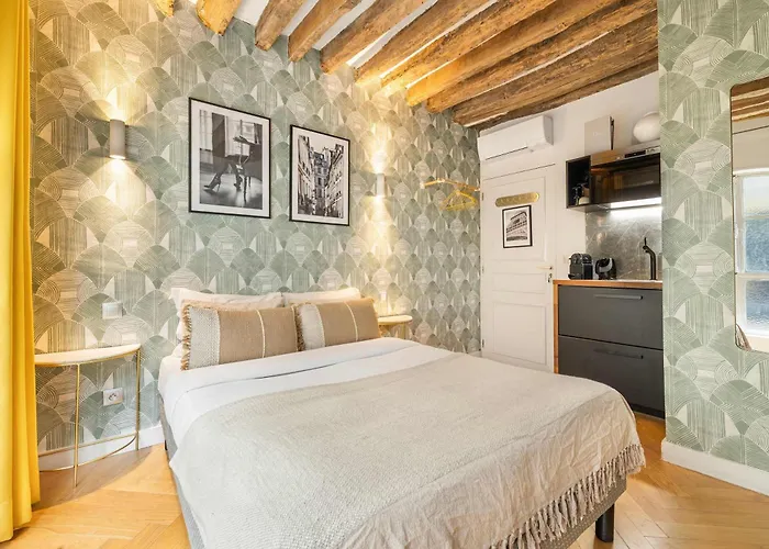 Historical In The Heart Of -7 *